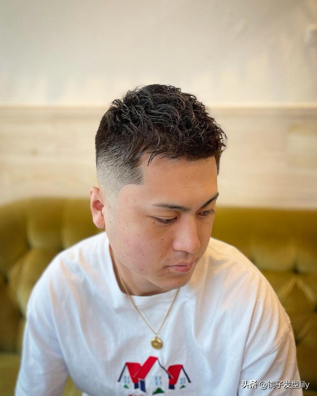 男士發(fā)型新風(fēng)尚，剃兩邊，展現(xiàn)變化、自信與成就感的旅程